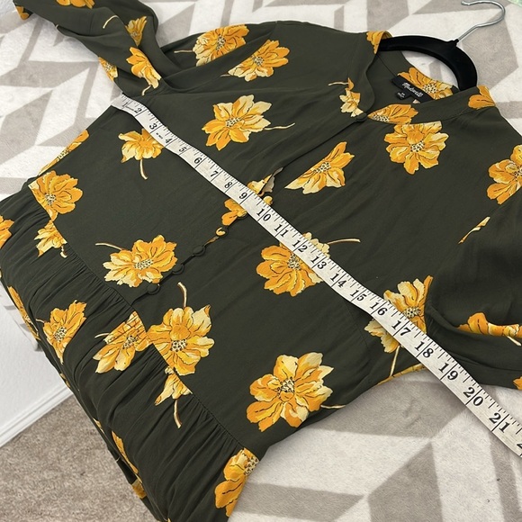 Madewell Button-Front Tier Dress in‎ Fall Flowers size XS
Effie Floral Olive - Picture 10 of 12